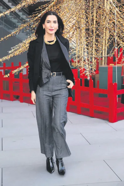 burak-torer-eski-sevgilisi-gulben-ergeni-sahnenin-en-onunden-izledi-saklambac-haberleri-1671311505823.jpg Burak Törer eski sevgilisi Gülben Ergen’i sahnenin en önünden izledi | Saklambaç haberleri-14