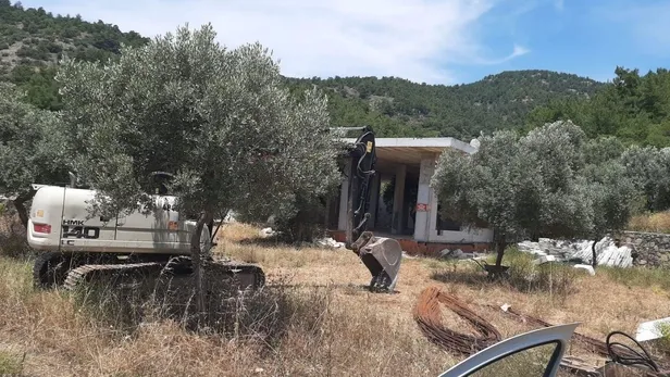 Muğla'daki Molla İbrahim Koyu'na dikilen beton hançer yıkılıyor-3