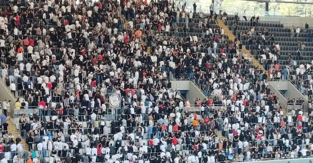 Beşiktaş tribünlerinden yönetime protesto! Sırtlarını döndüler