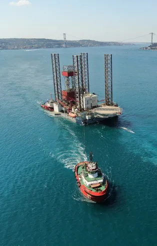 İstanbul Boğazı'nda dikkat çeken görüntü