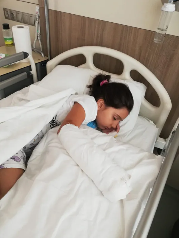 6-yasindaki-elif-kucuksorgulunun-girdigi-mr-sonrasi-eli-ve-kolunda-yaniklar-olustu-anneden-isyan-eden-sozler-1653904289308.jpg 6 yaşındaki Elif Küçüksorgulu'nun girdiği MR sonrası eli ve kolunda yanıklar oluştu! Anneden isyan eden sözler-8