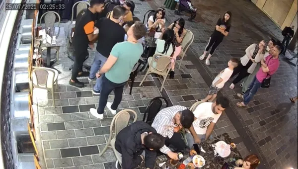 istanbul-taksimde-meydan-kavgasi-restoran-calisanlari-yan-masada-oturan-3-kadina-laf-atan-2-yabanci-uyrukluyu-tekme-tokat-dovdu-1627281544325.jpg