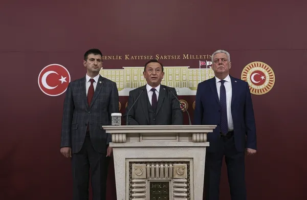 kozmik-odanin-yonettigi-chpden-ihraci-sonrasi-konusan-mehmet-sevigen-bombaladi-insan-icine-cikamaz-hale-getirecegim-1638261121429.jpg Kozmik odanın yönettiği CHP'den ihracı sonrası konuşan Mehmet Sevigen bombaladı-15