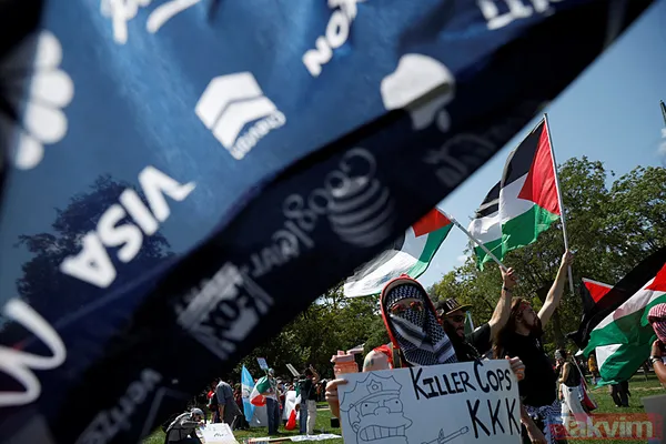 Kamala Harris'in adaylığını ilan edeceği Demokrat Parti Kongresi'nde yüzlerce Filistin destekçisi protesto düzenledi - 11