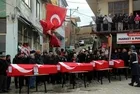 Deprem şehitlerine Çanakkale'de son veda! Oğlunun ve torunlarının tabutlarına sarılıp gözyaşı döktü