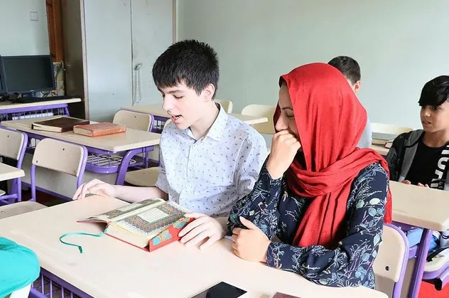Kur'an'ı ezbere okuyan otizmli Ozan Memiş hafız oldu