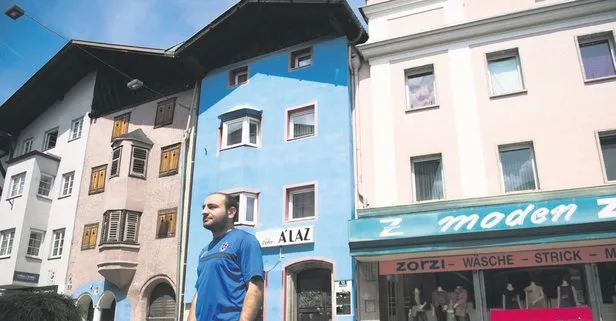 Trabzonsporlu Ahmet Akyurt, Avusturya’da sahibi olduğu evi bordo-mavili renklere boyadı
