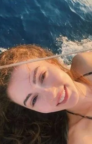 Ege'de tatil yapan Burcu Özberk'ten görenleri kıskandıran paylaşım