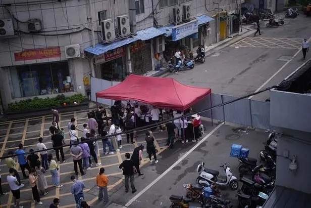 Vuhan'da ikinci dalga paniği! Milyonlarca kişi test kuyruğunda-2