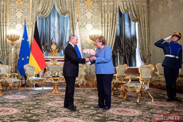 SON DAKİKA: Rusya Devlet Başkanı Putin Almanya Başbakanı Angela Merkel'e çiçek verdi - 17