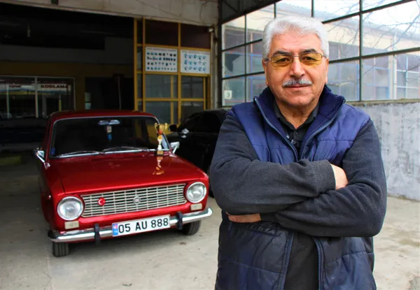 oto-elektrik-ustasi-cem-yilmazin-da-ilgilendigi-1975-model-murat-124-otomobilini-100-bin-liraya-satiyor-1607149753993.jpg