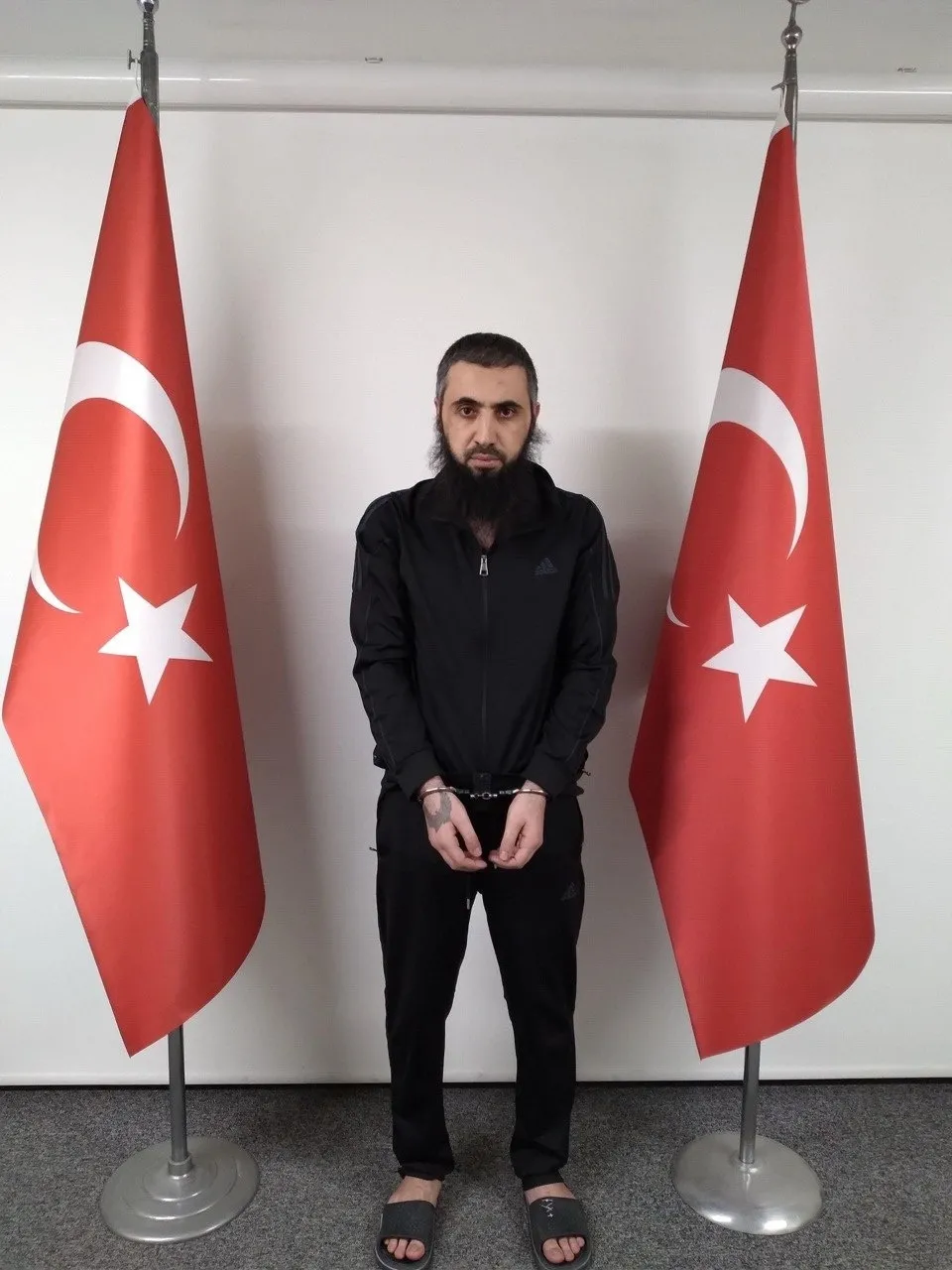 mitten-sinir-otesi-operasyon-kirmizi-bultenle-aranan-10-deasli-terorist-yakalandi-isim-isim-liste-1779520785687.jpg MİT'ten sınır ötesi operasyon: Kırmızı bültenle aranan 10 DEAŞ'lı terörist yakalandı | İsim isim liste-2