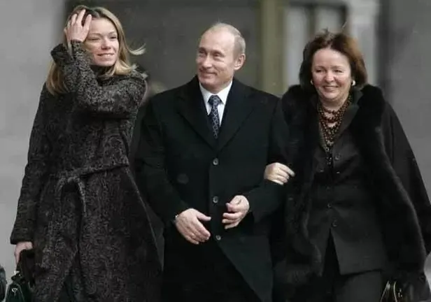 putinin-kizlari-da-listede-abdden-rusyaya-yeni-yaptirim-karari-1649257902655.jpeg