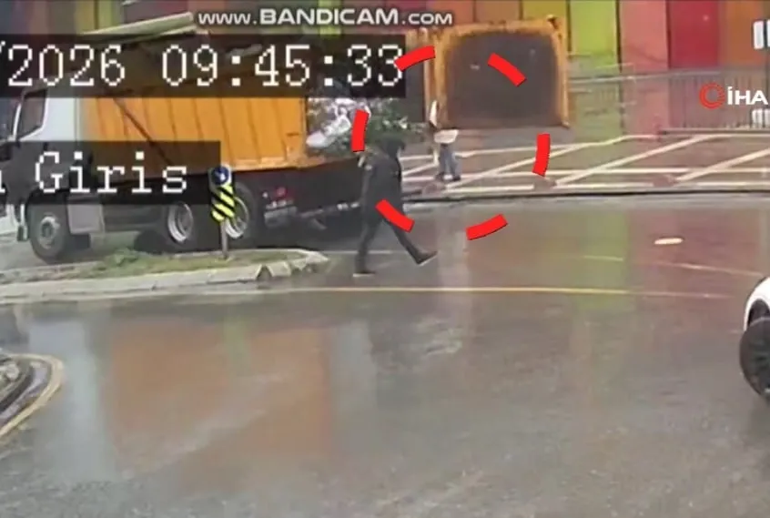 Kamyonun damperi kadına çarptı!