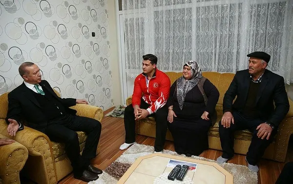 Cumhurbaşkanı Erdoğan milli güreşçiyi evinde ziyaret etti-2
