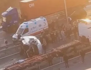 TIR’a arkadan çarpan servis minibüsü devrildi