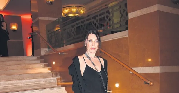 Nebahat Çehre'den zamana direnen şıklık!