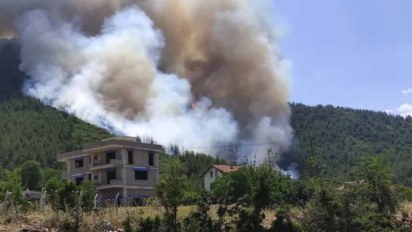 buyuyen-alevlerin-evine-ulasmadan-sondurulmesi-icin-ezan-okudu-1624806241241.jpg Büyüyen alevlerin evine ulaşmadan söndürülmesi için ezan okudu-3