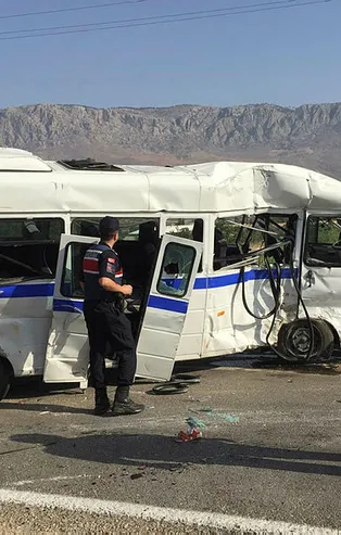 Mersin'de öğrencileri taşıyan servis TIR'la çarpıştı: 9'u öğrenci 11 yaralı