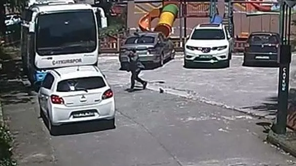 Rize’de yoldaki yavru kargayı kenara koymak isteyen İlknur Civil, yetişkin kargaların saldırısına uğradı-2