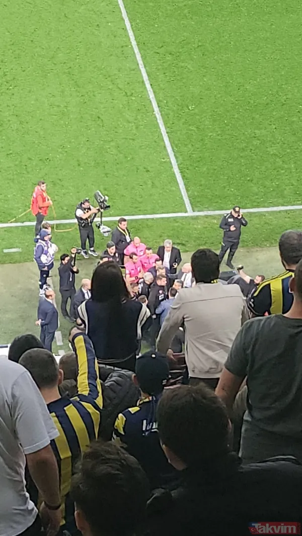 ÖZEL | Fenerbahçe yöneticileri sahaya indi! Hakeme büyük tepki - 10