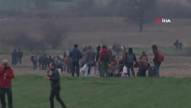 Avrupaya sınır kapıları açıldı! Mülteciler İstanbul'dan taksilerle Edirne'ye akın etti! | Video