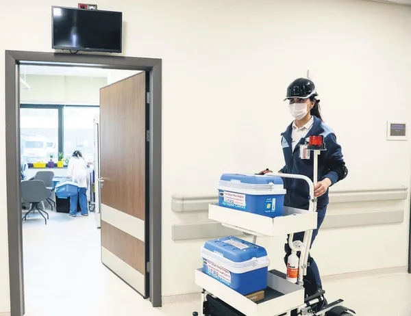 Sağlık çalışanları BioNTech aşısında sıkı önlemler aldı: Aşılar, güvenlik eşliğinde doktorlara teslim ediliyor-2