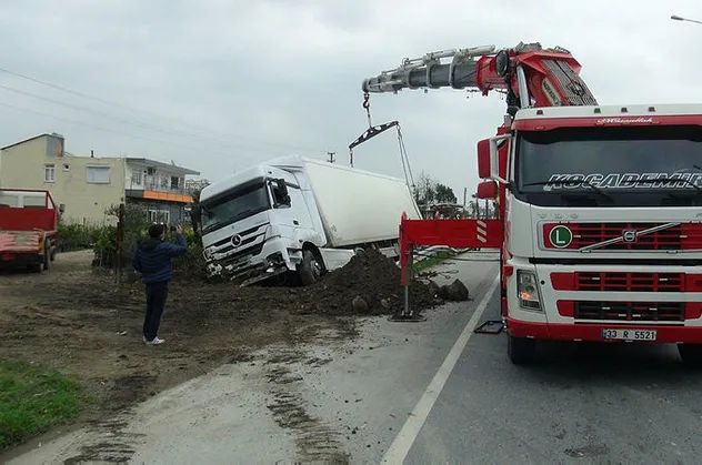 Antalya'da feci kaza! Sürücüsü uyudu! TIR kanala devrildi