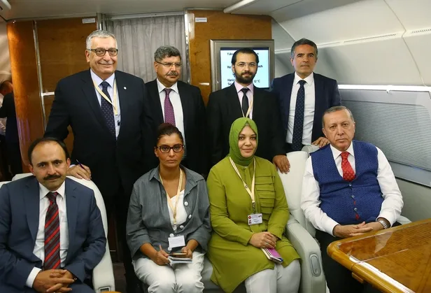 Erdoğan, dönüş yolunda gazetecilerle hatıra fotoğrafı çektirdi-1