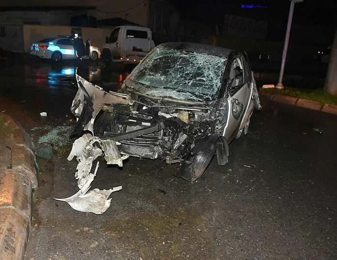 Korkunç kaza! Araç hurdaya döndü yaralılar var
