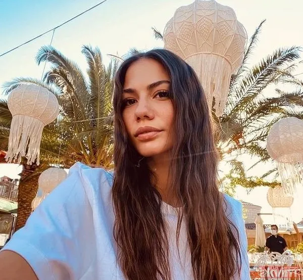 Demet Özdemir derin yırtmaç ve beline kadar sırt dekoltesiyle tupturuncu! Acun Ilıcalı projesi olduğu iddia edilmişti - 4