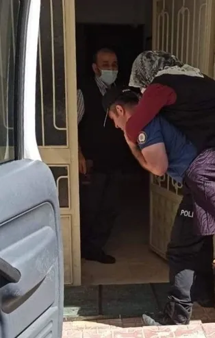 Bu fotoğrafı dünyada hiçbir yerde göremezsiniz! Tokat'ta ayağı burkulan kadını polis sırtında taşıdı