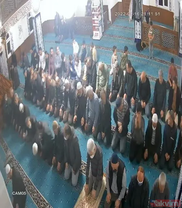 Camide teravih namazı kılarken kalp krizi geçirip hayatını kaybetti - 1