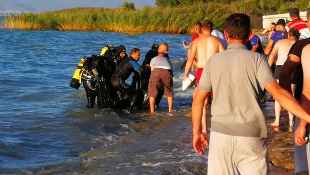 Abisinin boğulduğu haberini alır almaz kendini göle attı-2