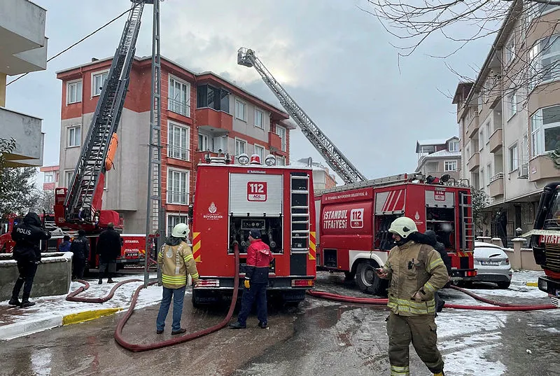 Pendik’te 5 katlı binanın çatısında yangın