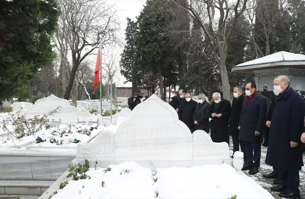 son-dakika-baskan-erdogan-eski-basbakanlardan-necmettin-erbakanin-kabrini-ziyaret-etti-1611052130385.jpg Son dakika: Başkan Erdoğan eski başbakanlardan Necmettin Erbakan'ın kabrini ziyaret etti-2