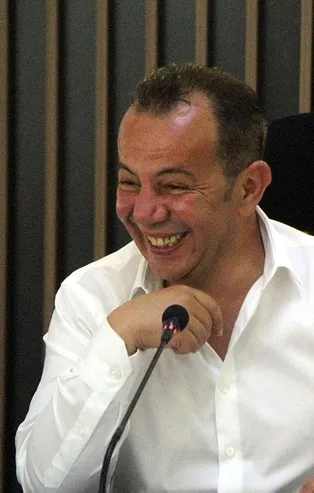 Başörtülü bir kadınla ilgili skandal sözler sarf eden CHP'li Tanju Özcan'ın kıvırma çabası: Annem tesettürlü