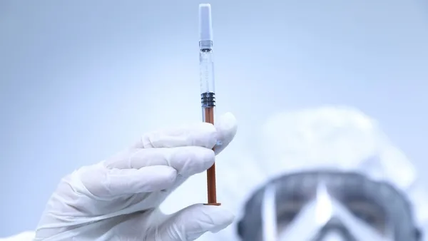 Sağlık çalışanları BioNTech aşısında sıkı önlemler aldı: Aşılar, güvenlik eşliğinde doktorlara teslim ediliyor-3