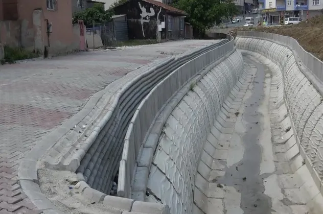 İBB koruma demirlerini yol kenarı yerine derenin içinde kalan kısma koydu