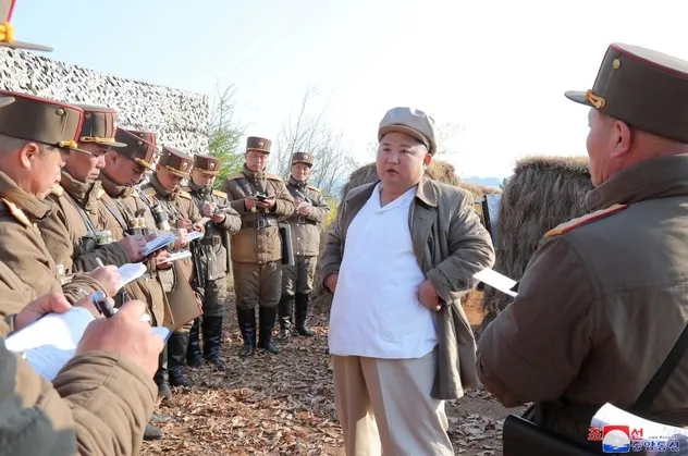 Kuzey Kore lideri Kim Jong-un koronavirüse meydan okudu: Maske ve eldivensiz bir şekilde askeri tatbikatta!