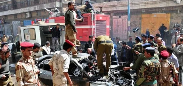 Uçak binaya düştü: 13 ölü