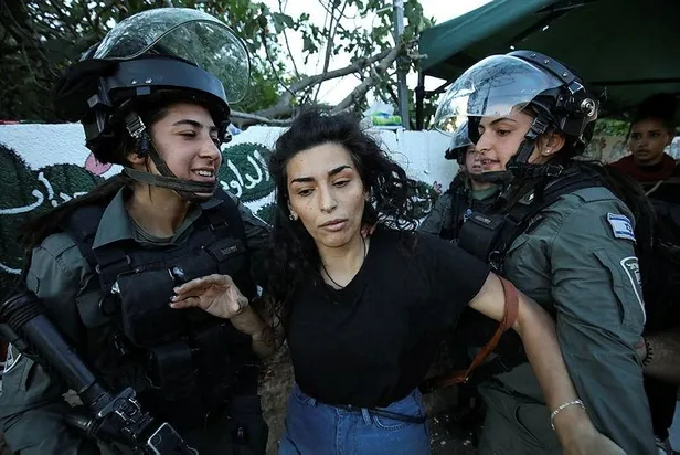 isgalci-israil-polisi-seyh-cerrah-mahallesinde-filistinli-kadinlari-darbetti-1621105751389.jpeg