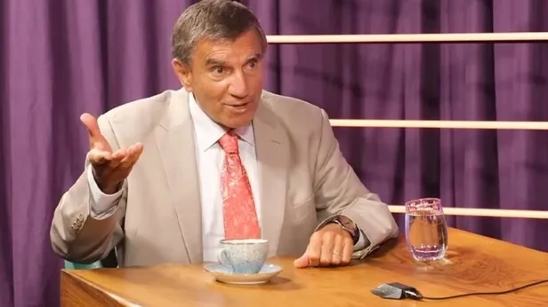 basortululere-nefret-kustu-ustun-dokmenden-psikolog-olur-mu-1660544404058.jpeg Başörtülülere nefret kustu! Üstün Dökmen'den psikolog olur mu?-4