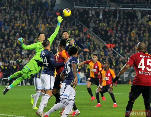 Fenerbahçe - Galatasaray derbisinde dikkat çeken kareler! O hareket damga vurdu... - 24