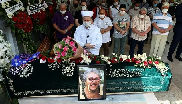 aysegul atik in cenazesinde eski esinden yurek sizlatan goruntu usta oyuncu son yolculuguna ugurlandi videosunu izle takvim tv