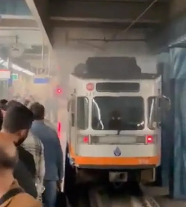 istanbul-yenikapi-metro-duraginda-dumanlar-yukseldi-vatandaslar-chpli-ibbyi-yuhalayarak-protesto-etti-1697402769640.jpeg