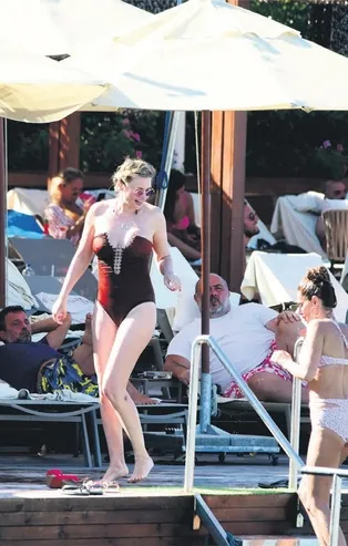 Seçkin Piriler'den deniz ve güneş keyfi