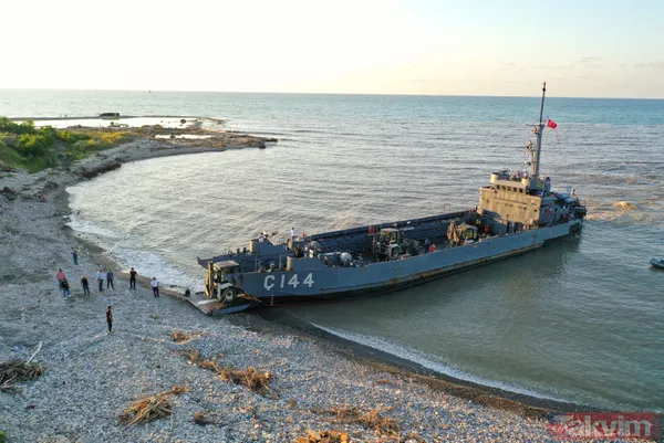 Türk bayraklarıyla karşılandı! İş makinelerini taşıyan Deniz Kuvvetleri Komutanlığı'na bağlı çıkarma gemisi Sinop'ta - 10