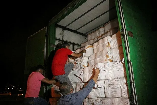 Yanan tırın şoka giren sürücüsü dorseye tırmanarak ipleri kurtarmaya çalıştı-4