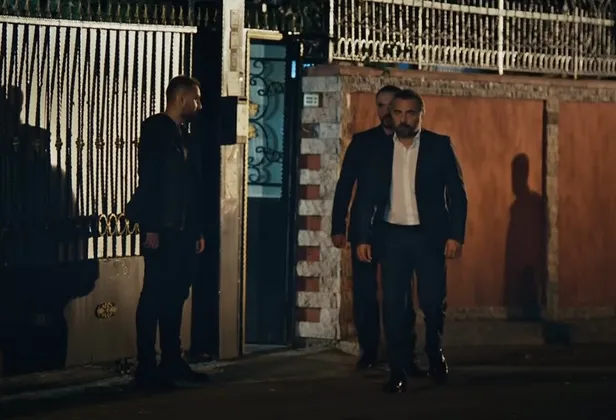 tipi-basta-anladi-ajan-cikiyor-eskiya-dunyaya-hukumdar-olmaz-179-bolum-fragmani-bundan-sonrasi-tufan-1610470864878.jpg Tipi başta anladı ajan çıkıyor! Eşkıya Dünyaya Hükümdar Olmaz 179. bölüm fragmanı: Bundan sonrası tufan...-12